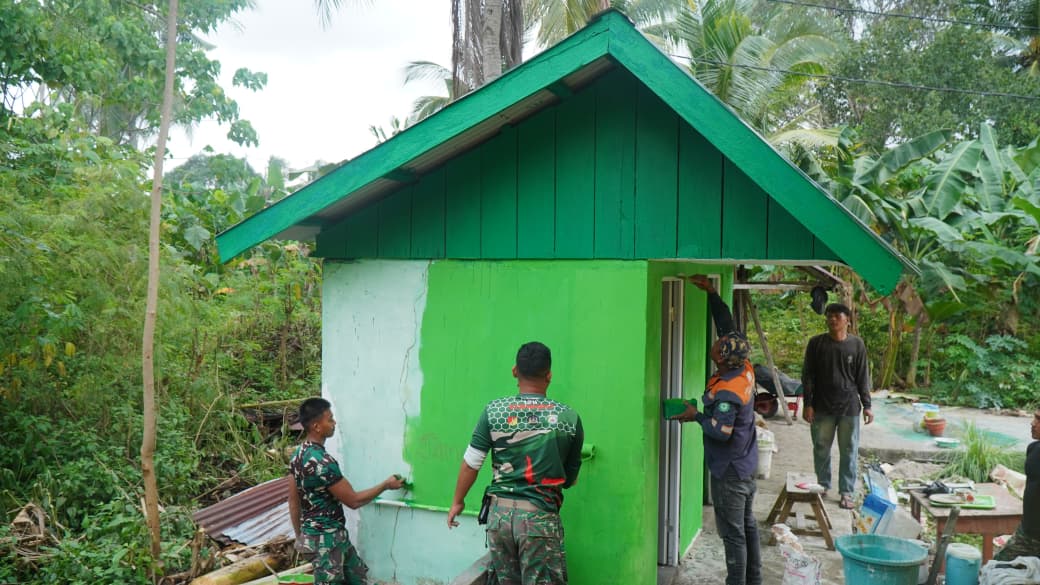 Pengecatan Dinding MCK SDN Desa Pulau Dua, Bukti Nyata Kinerja Satgas TMMD