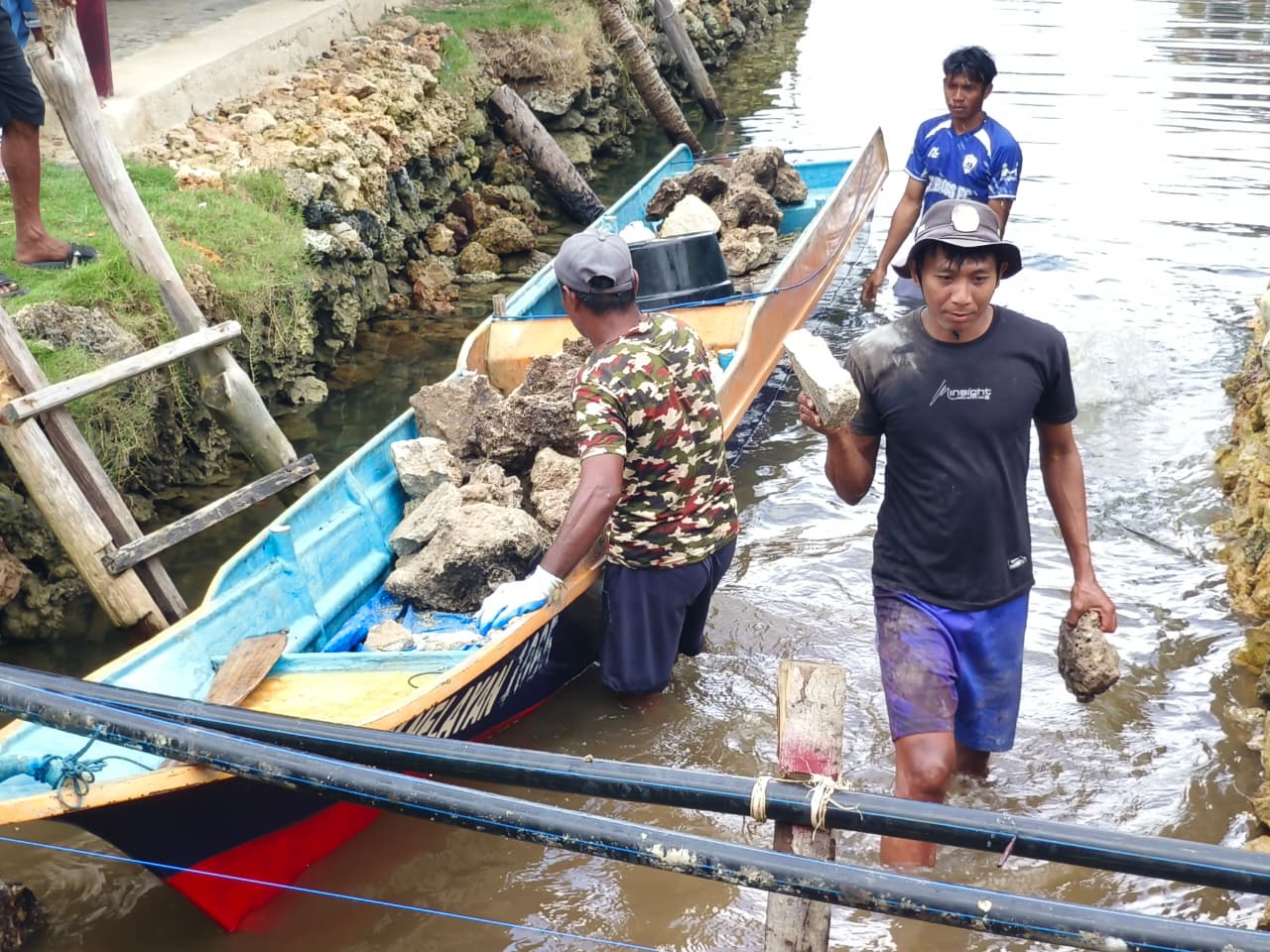 Satgas TMMD Ke-129 Bersama Warga Angkut Material Batu untuk Percepat Rabat Beton di Desa Polewali