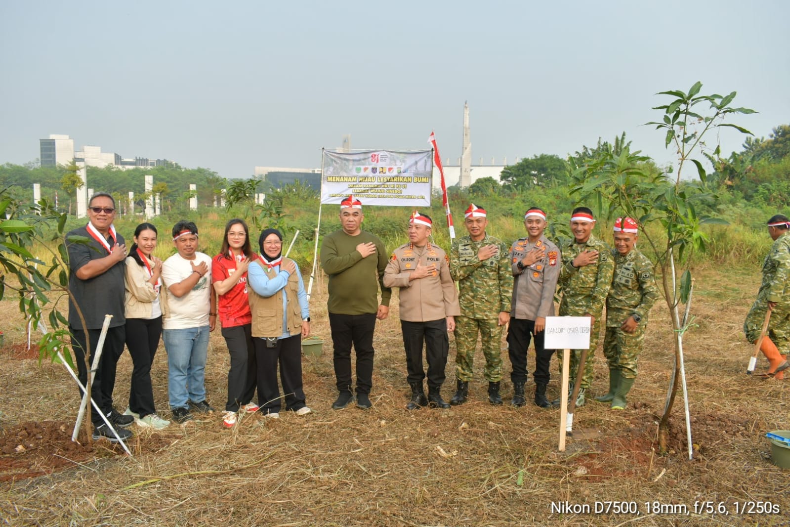 Sambut HUT ke-81 RI, Kodim Depok Bersihkan 600 Meter Kali Baru Timur